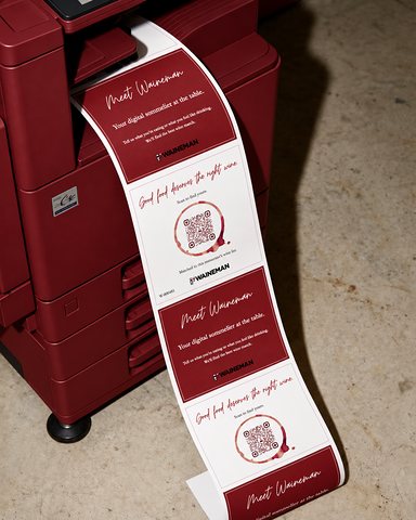 Een rode bonprinter drukt kaartjes van WAINEMAN af