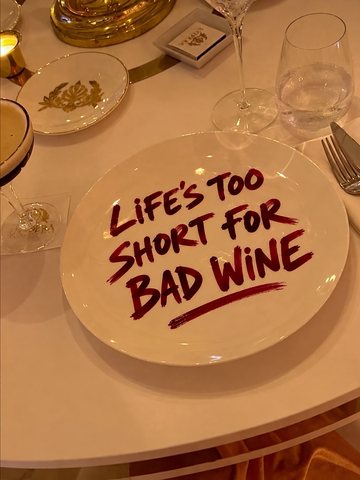 Een bord met de tekst Life's too short for bad wine