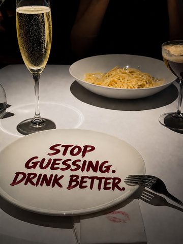 Een bord met de tekst Stop guessing, drink better