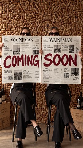 Twee mensen achter een krant met de kop Coming soon