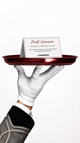 Een hand met witte handschoen draagt een dienblad met een tafelkaartje