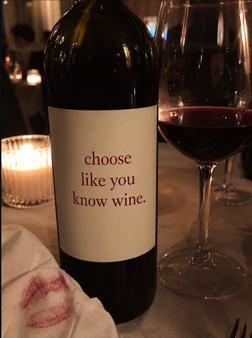 Een fles met het etiket Choose like you know wine